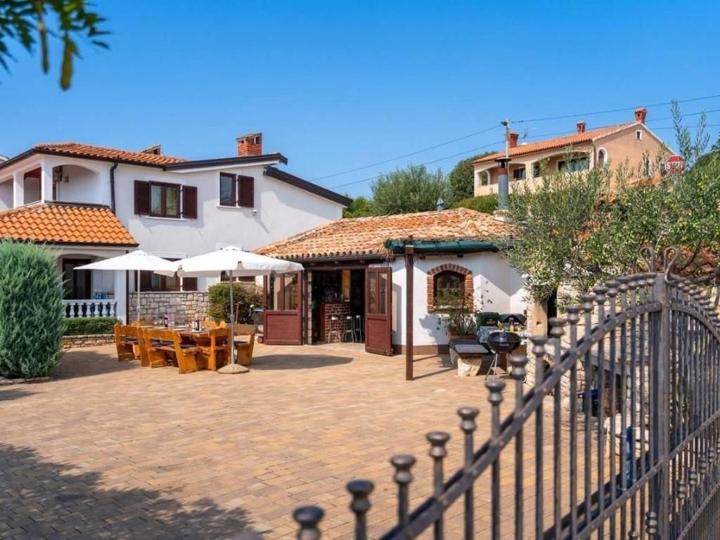 House with apartments, Sale, Kaštelir-Labinci, Kaštelir