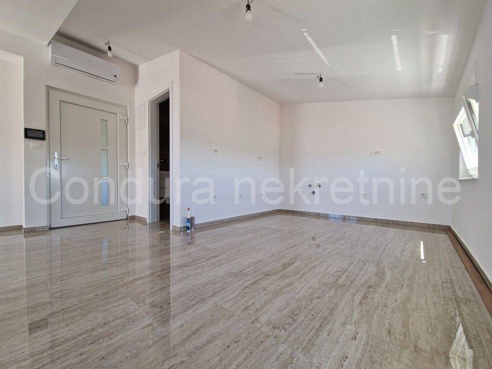 Apartman na moru, Prodaja, Vir, Vir