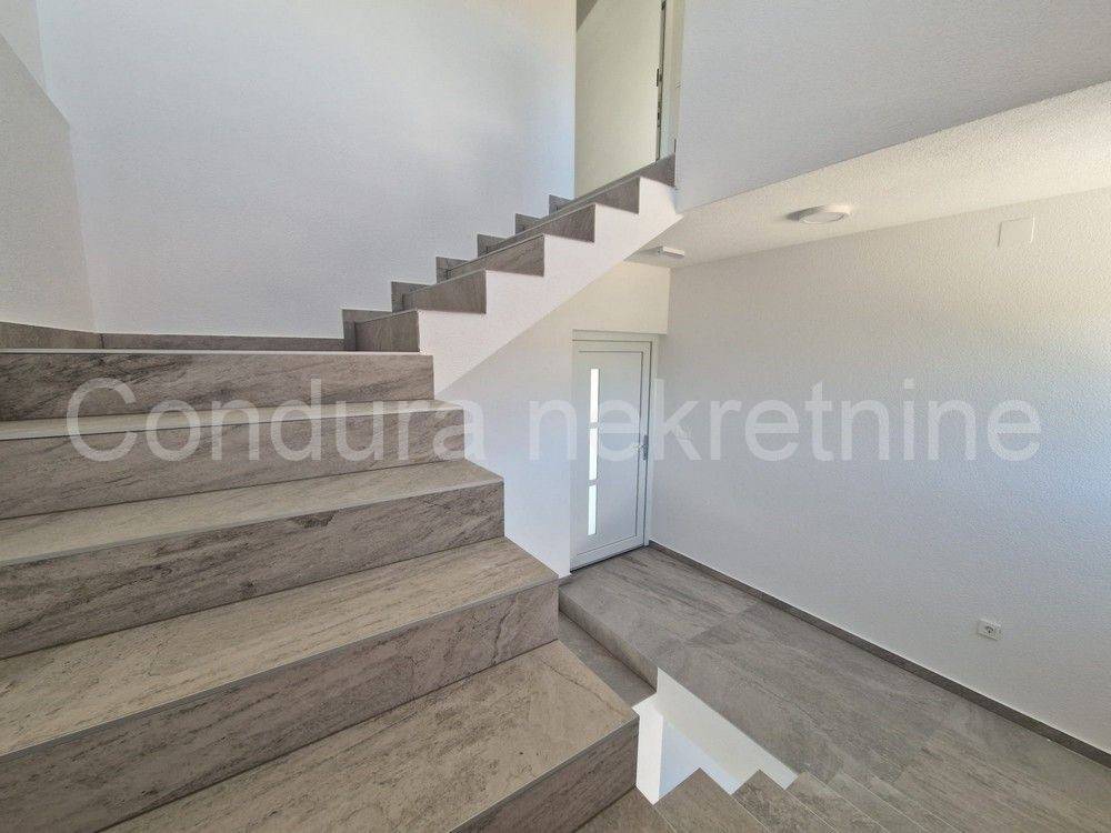 Apartman na moru, Prodaja, Vir, Vir
