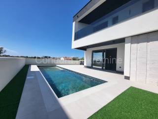 Vila, Prodaja, Privlaka, Privlaka