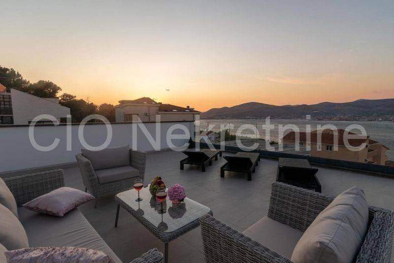 Flat in an urban villa, Sale, Okrug, Okrug Gornji