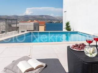 Flat in an urban villa, Sale, Okrug, Okrug Gornji