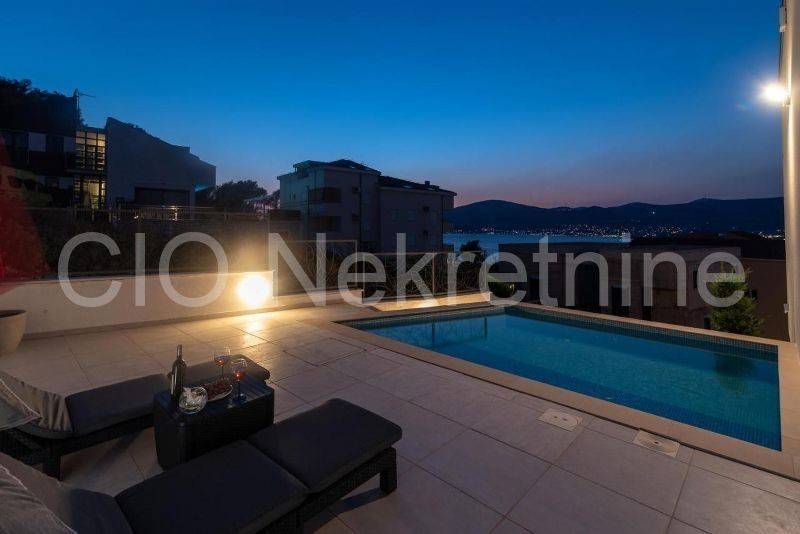 Flat in an urban villa, Sale, Okrug, Okrug Gornji