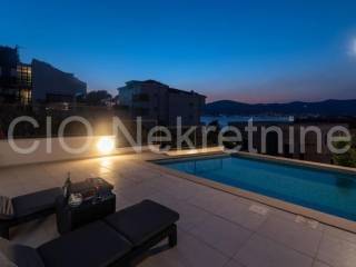 Flat in an urban villa, Sale, Okrug, Okrug Gornji