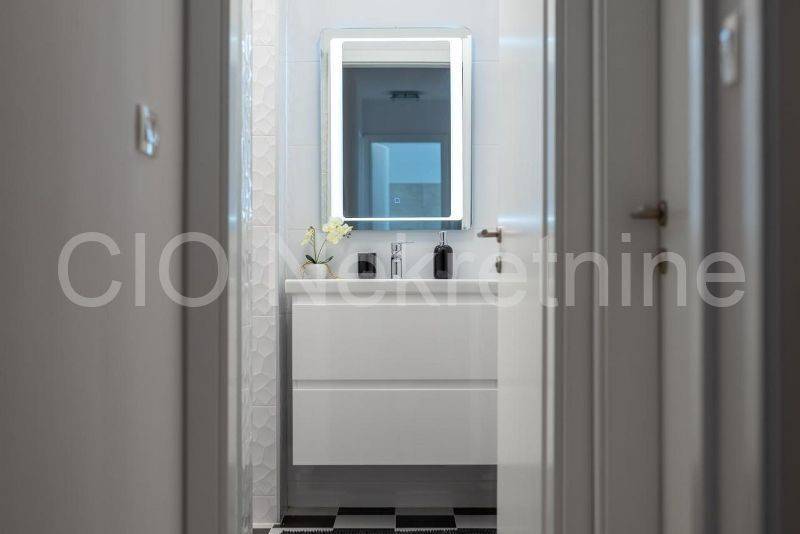 Flat in an urban villa, Sale, Okrug, Okrug Gornji