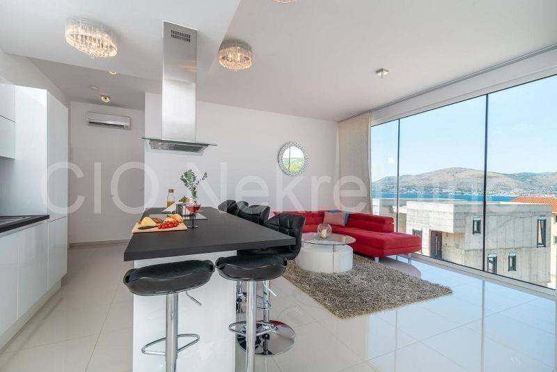 Flat in an urban villa, Sale, Okrug, Okrug Gornji