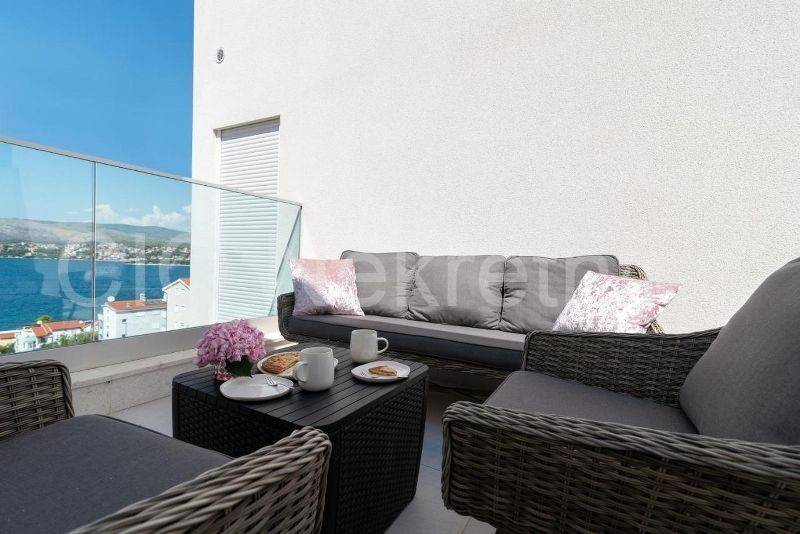 Flat in an urban villa, Sale, Okrug, Okrug Gornji