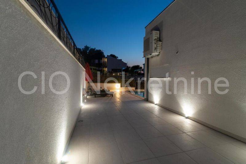 Flat in an urban villa, Sale, Okrug, Okrug Gornji