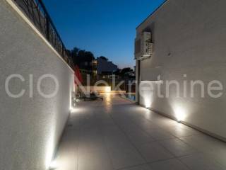 Flat in an urban villa, Sale, Okrug, Okrug Gornji