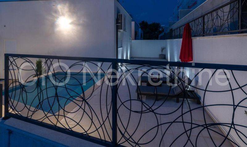 Flat in an urban villa, Sale, Okrug, Okrug Gornji