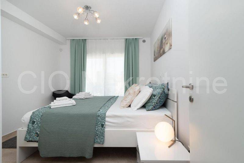 Flat in an urban villa, Sale, Okrug, Okrug Gornji