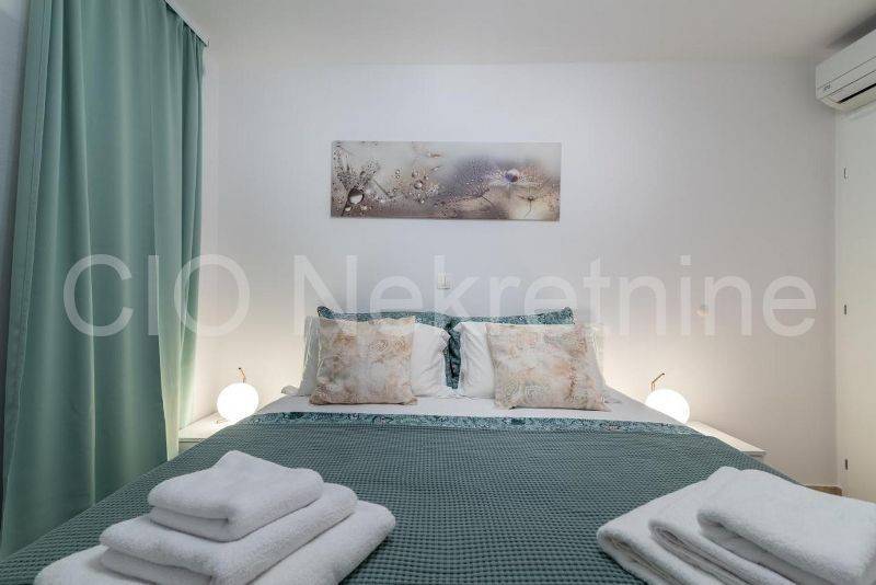 Flat in an urban villa, Sale, Okrug, Okrug Gornji