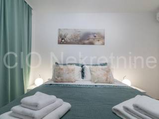 Flat in an urban villa, Sale, Okrug, Okrug Gornji