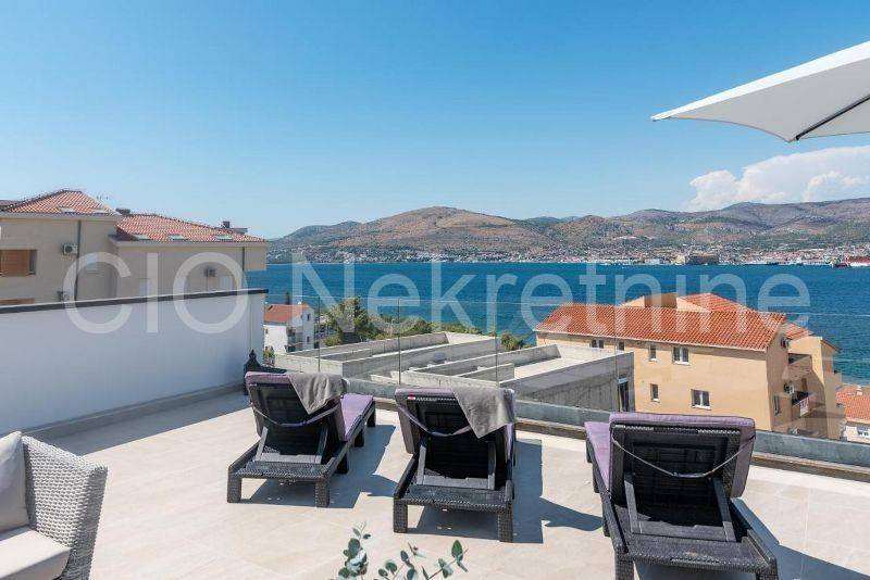 Flat in an urban villa, Sale, Okrug, Okrug Gornji