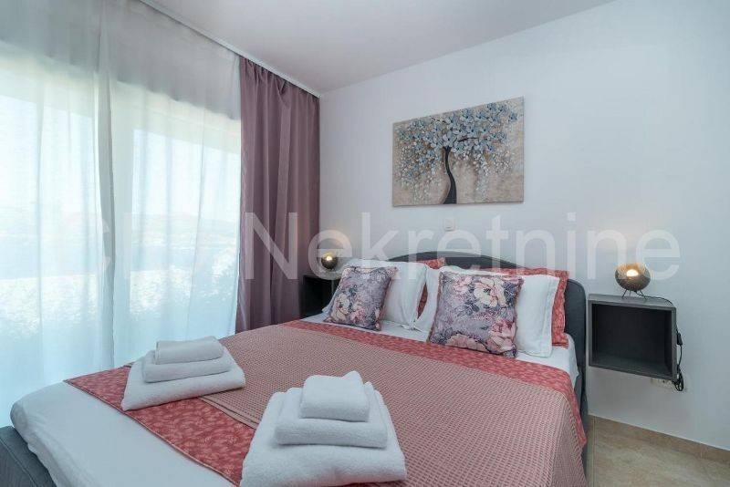 Flat in an urban villa, Sale, Okrug, Okrug Gornji