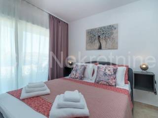 Flat in an urban villa, Sale, Okrug, Okrug Gornji