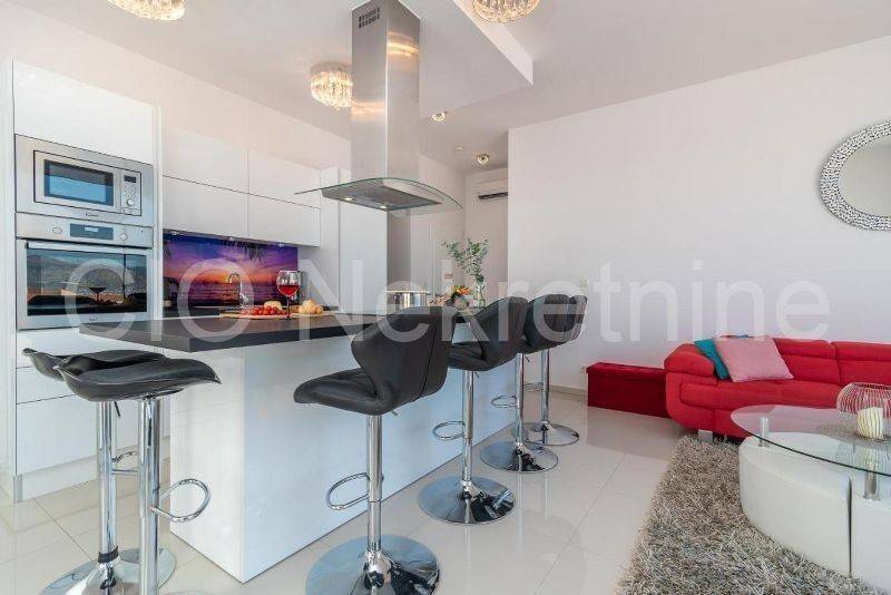 Flat in an urban villa, Sale, Okrug, Okrug Gornji