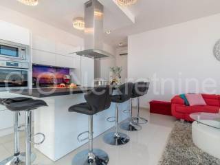 Flat in an urban villa, Sale, Okrug, Okrug Gornji