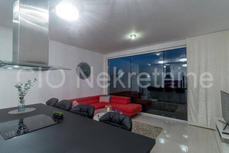 Flat in an urban villa, Sale, Okrug, Okrug Gornji
