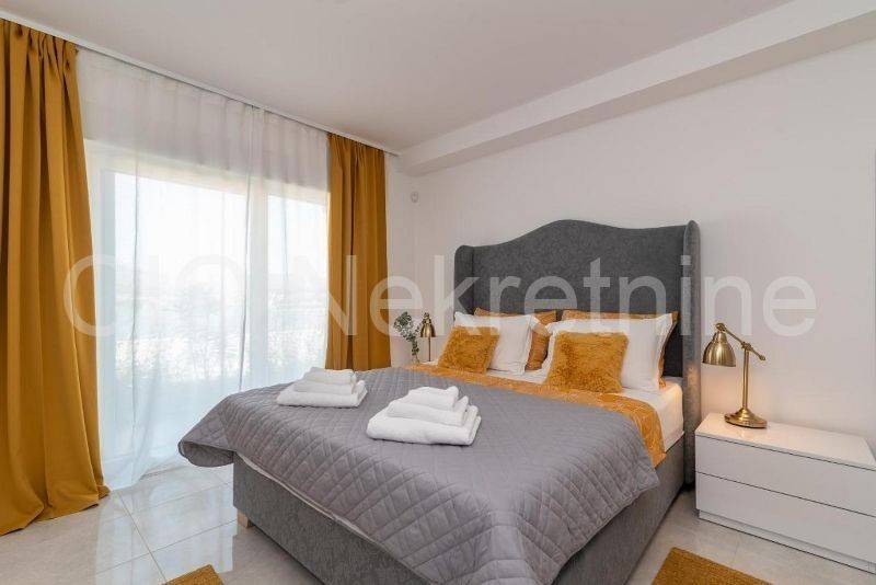 Flat in an urban villa, Sale, Okrug, Okrug Gornji