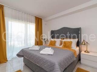 Flat in an urban villa, Sale, Okrug, Okrug Gornji