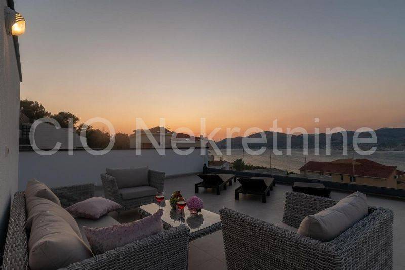 Flat in an urban villa, Sale, Okrug, Okrug Gornji