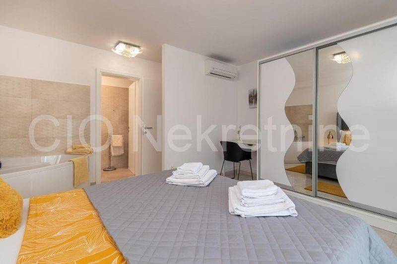 Flat in an urban villa, Sale, Okrug, Okrug Gornji