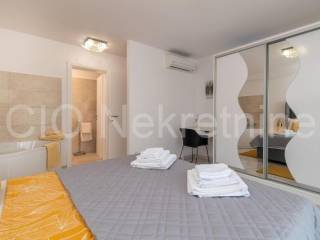 Flat in an urban villa, Sale, Okrug, Okrug Gornji