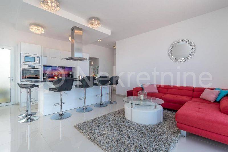 Flat in an urban villa, Sale, Okrug, Okrug Gornji
