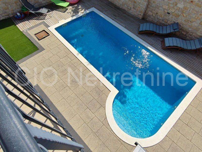 Flat in an urban villa, Sale, Okrug, Okrug Gornji