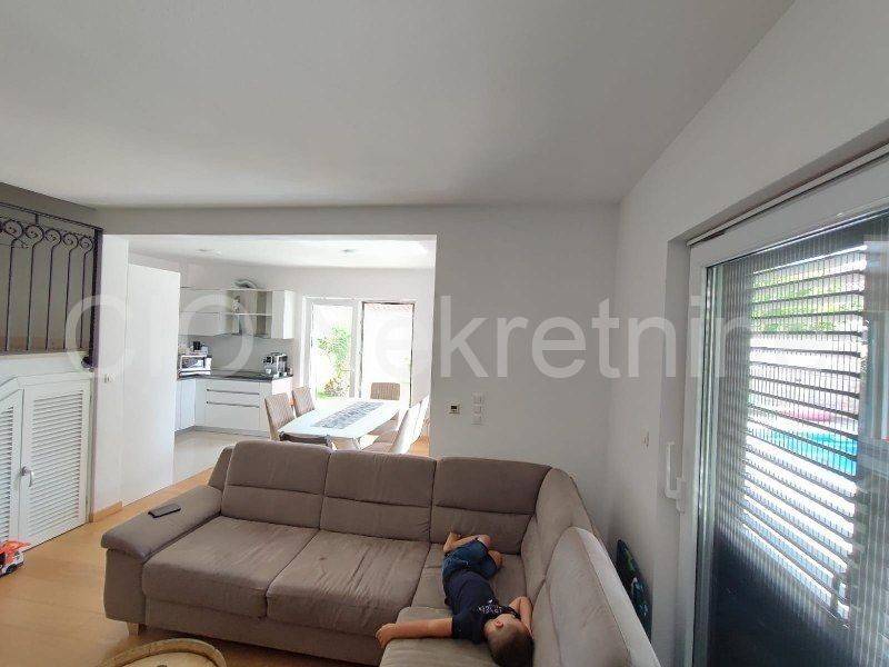 Flat in an urban villa, Sale, Okrug, Okrug Gornji