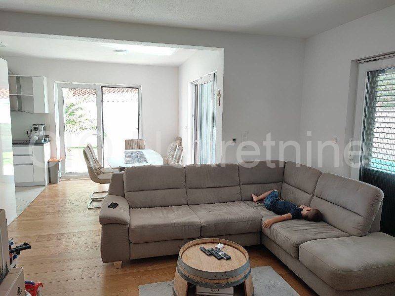 Flat in an urban villa, Sale, Okrug, Okrug Gornji
