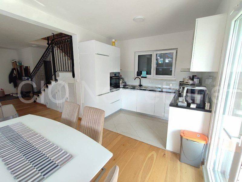 Flat in an urban villa, Sale, Okrug, Okrug Gornji