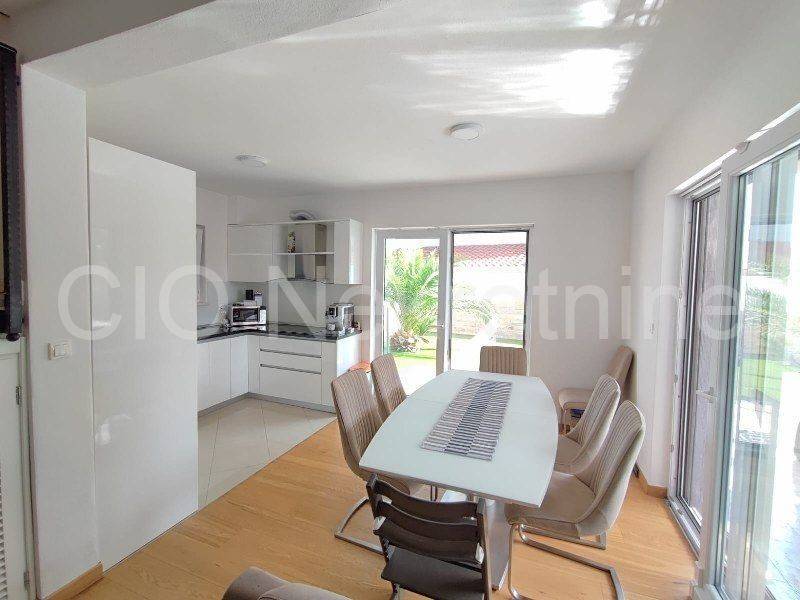 Flat in an urban villa, Sale, Okrug, Okrug Gornji