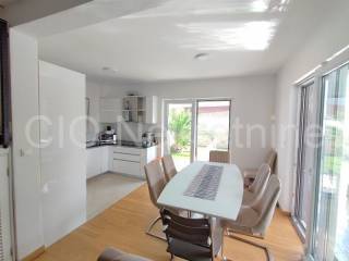 Flat in an urban villa, Sale, Okrug, Okrug Gornji