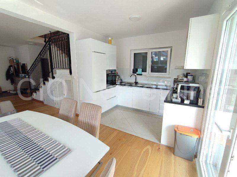 Flat in an urban villa, Sale, Okrug, Okrug Gornji