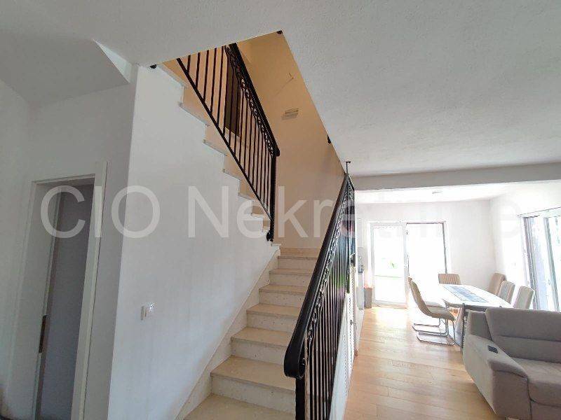 Flat in an urban villa, Sale, Okrug, Okrug Gornji
