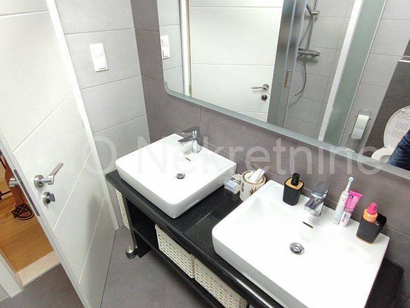 Flat in an urban villa, Sale, Okrug, Okrug Gornji