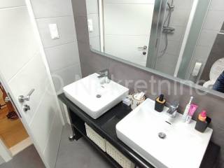 Flat in an urban villa, Sale, Okrug, Okrug Gornji