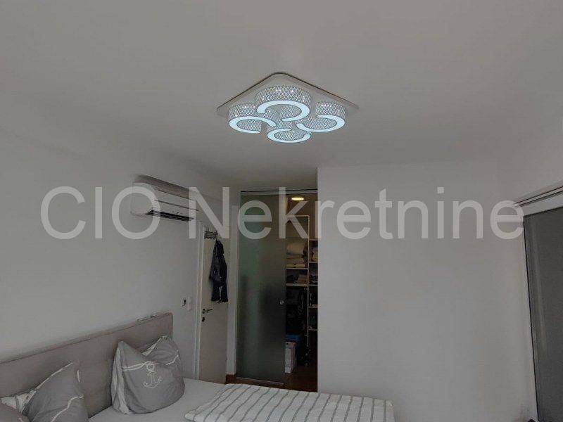 Flat in an urban villa, Sale, Okrug, Okrug Gornji