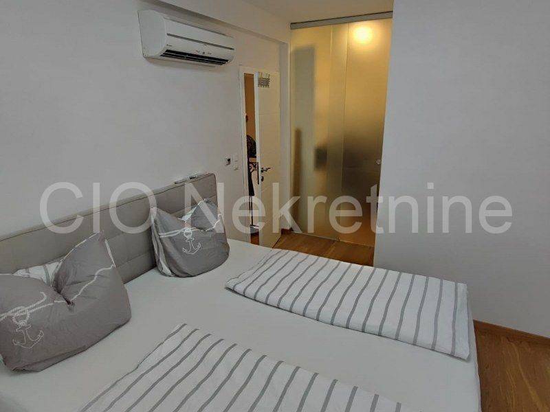 Flat in an urban villa, Sale, Okrug, Okrug Gornji