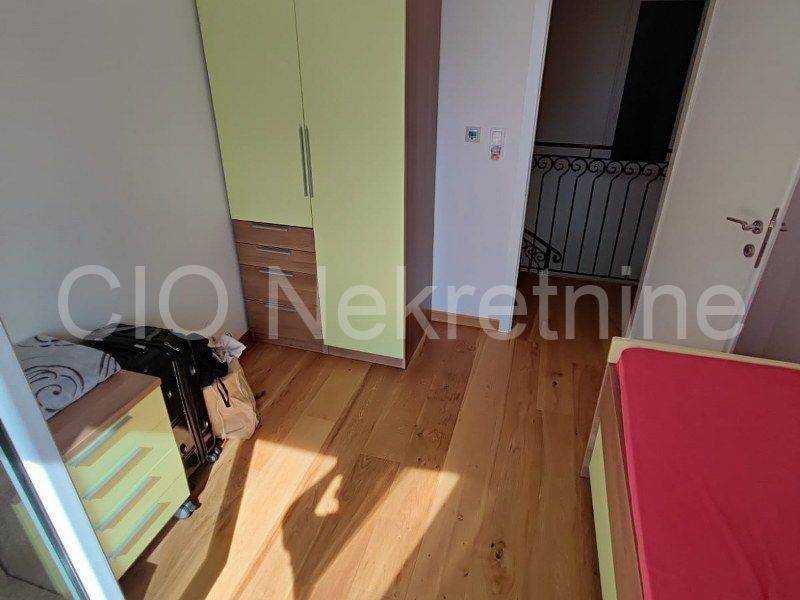 Flat in an urban villa, Sale, Okrug, Okrug Gornji