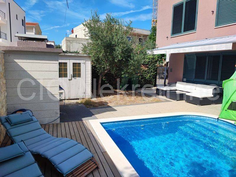 Flat in an urban villa, Sale, Okrug, Okrug Gornji