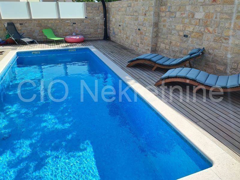 Flat in an urban villa, Sale, Okrug, Okrug Gornji
