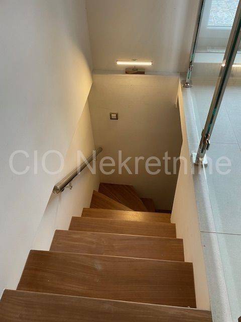 Split-level flat in a house, Sale, Split, Split