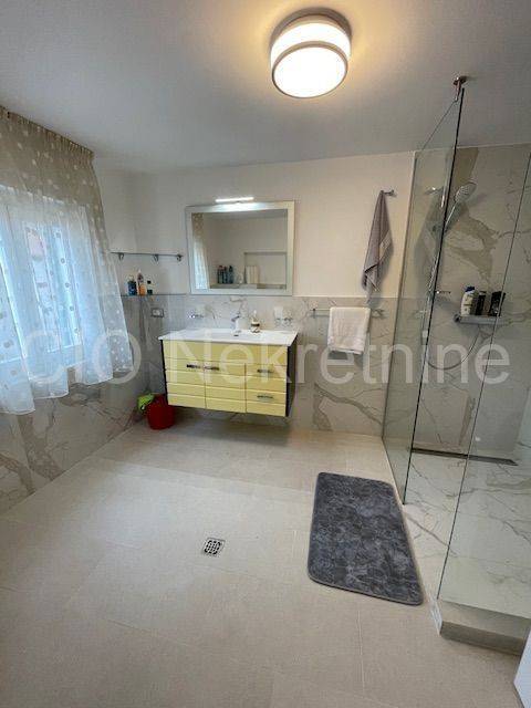 Split-level flat in a house, Sale, Split, Split