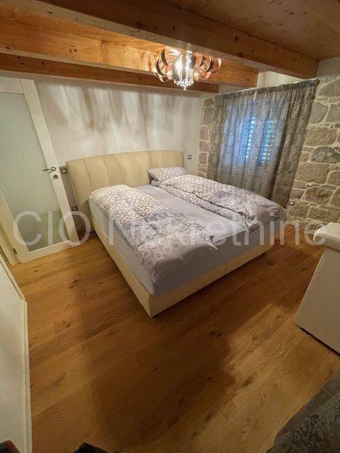 Split-level flat in a house, Sale, Split, Split