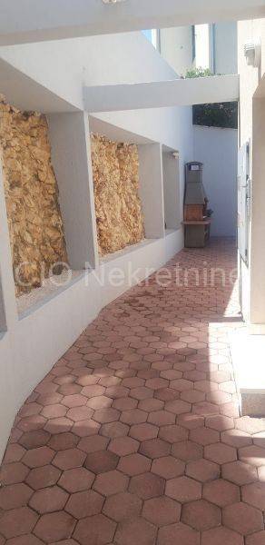 Apartmant house, Sale, Okrug, Okrug Gornji