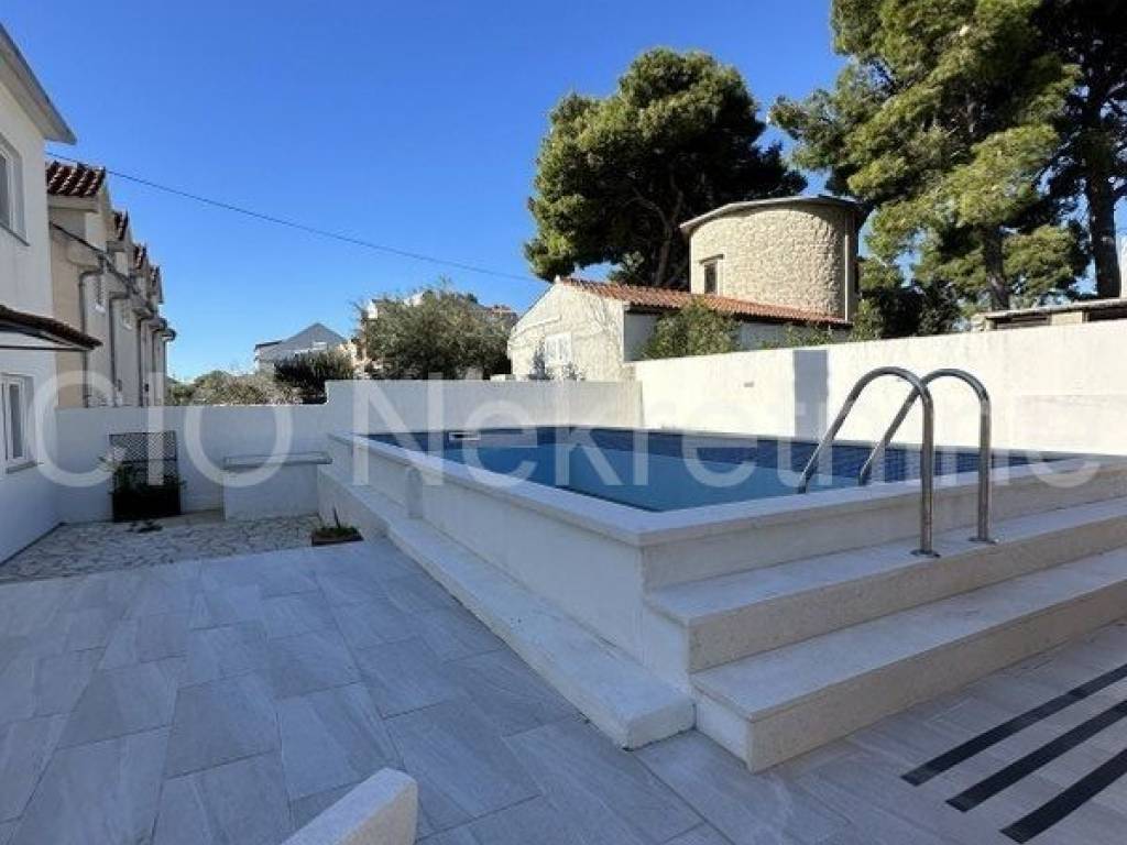 House with apartments, Sale, Milna, Milna