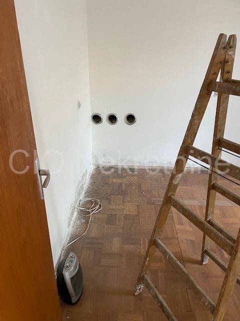 Semi-detached house, Sale, Split, Split